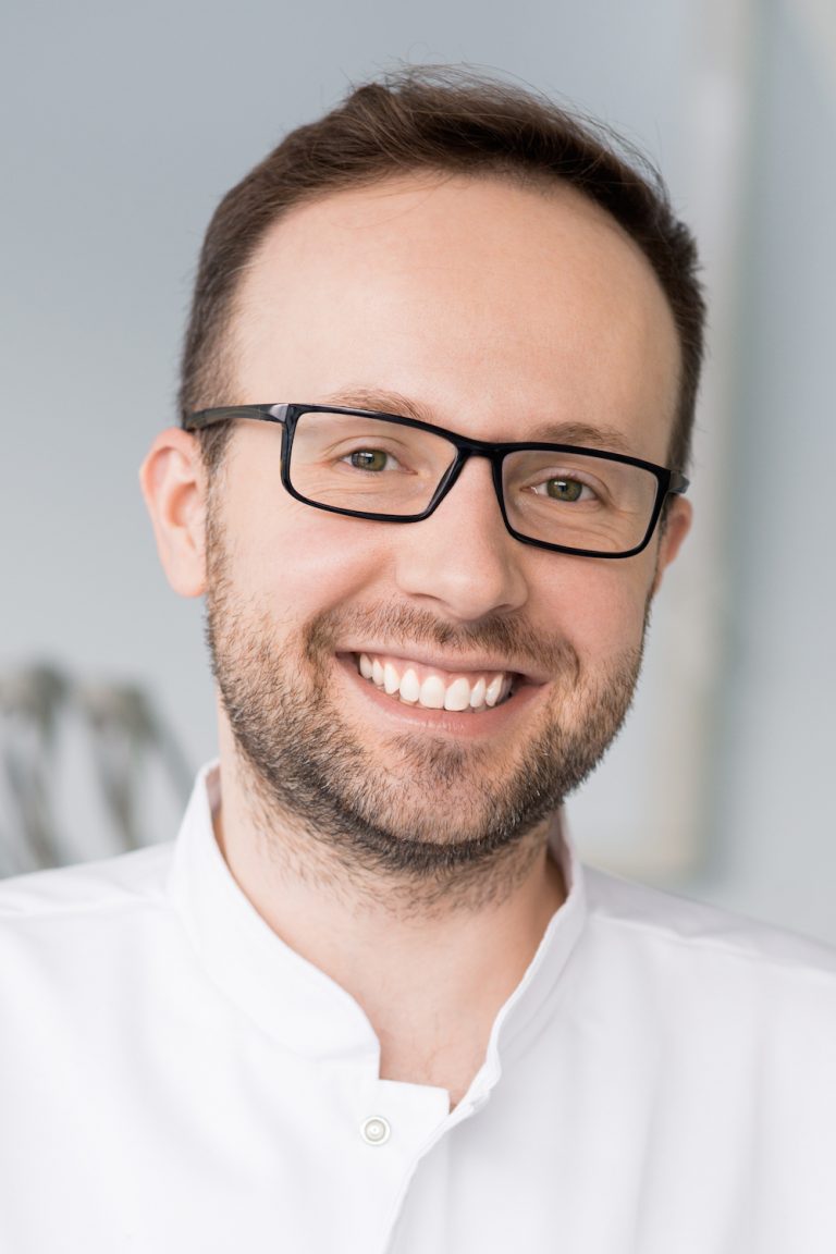 Dr Patryk Kałuża stomatologia mikroskopowa, specjalista stomatologii zachowawczej z endodoncją