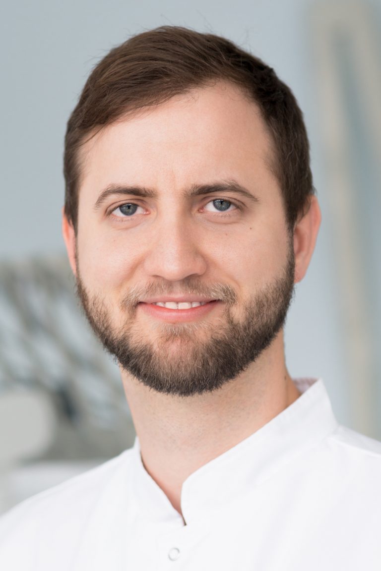 Dr Maciej Leśków stomatologia mikroskopowa, bonding, implantoprotetyka